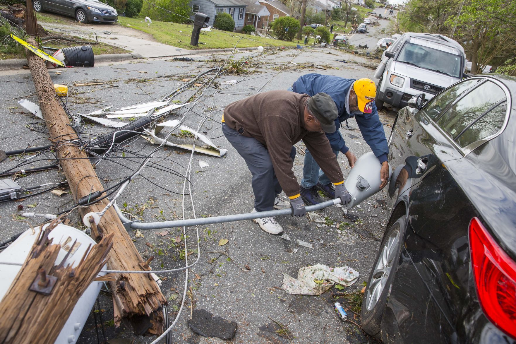 20180417g_nws_tornado_east gso_day 2_pulling light